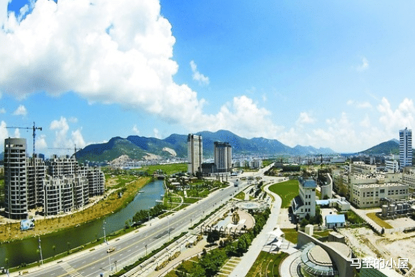 马莹的小屋 江苏一小区被“查处”，私自加盖况严重，其中42户业主是公务员