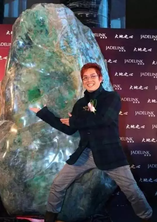 翡翠|缅甸又出两块超级翡翠原石，千人围观，场面壮观！