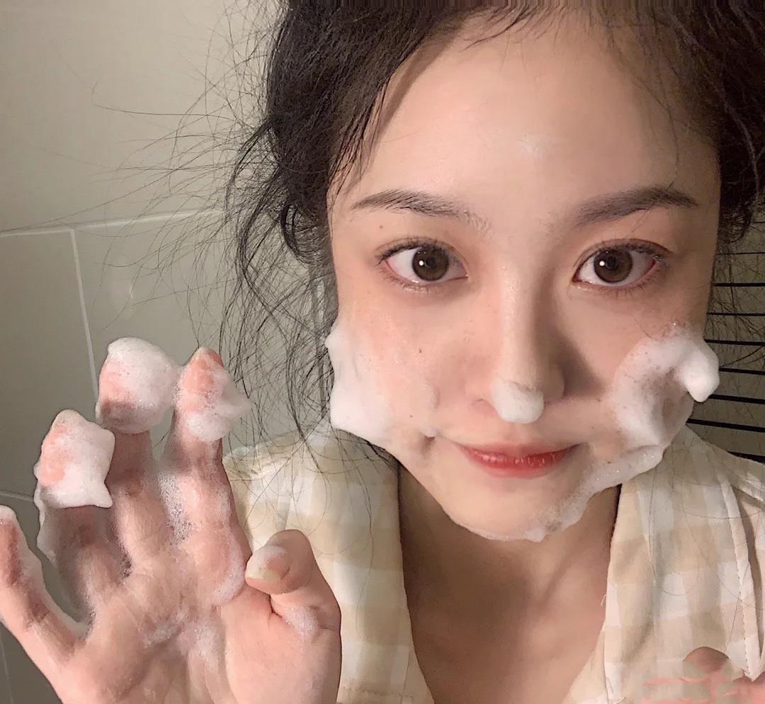 护肤品|敏感肌早上要不要洗脸？三个小细节，让你脸部肌肤更细腻