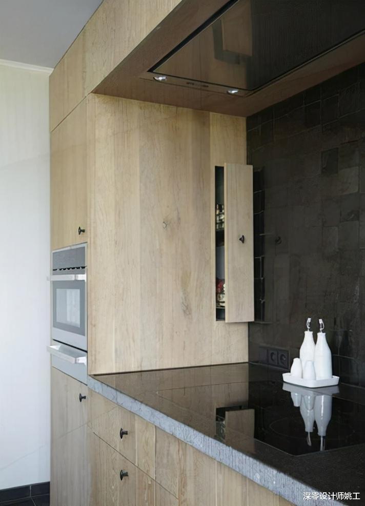 厨房越小越不建议常规装修,内侧转角设储物间,1㎡也能大有用途