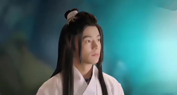 关晓彤|丁真古装造型遭吐槽，磨皮美白变小鲜肉，“再也不纯真了”