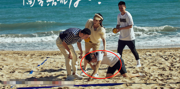 撒贝宁|央视天团们沙滩嗨玩！撒贝宁用头接球痛苦跪地，王冰冰高抬腿开球