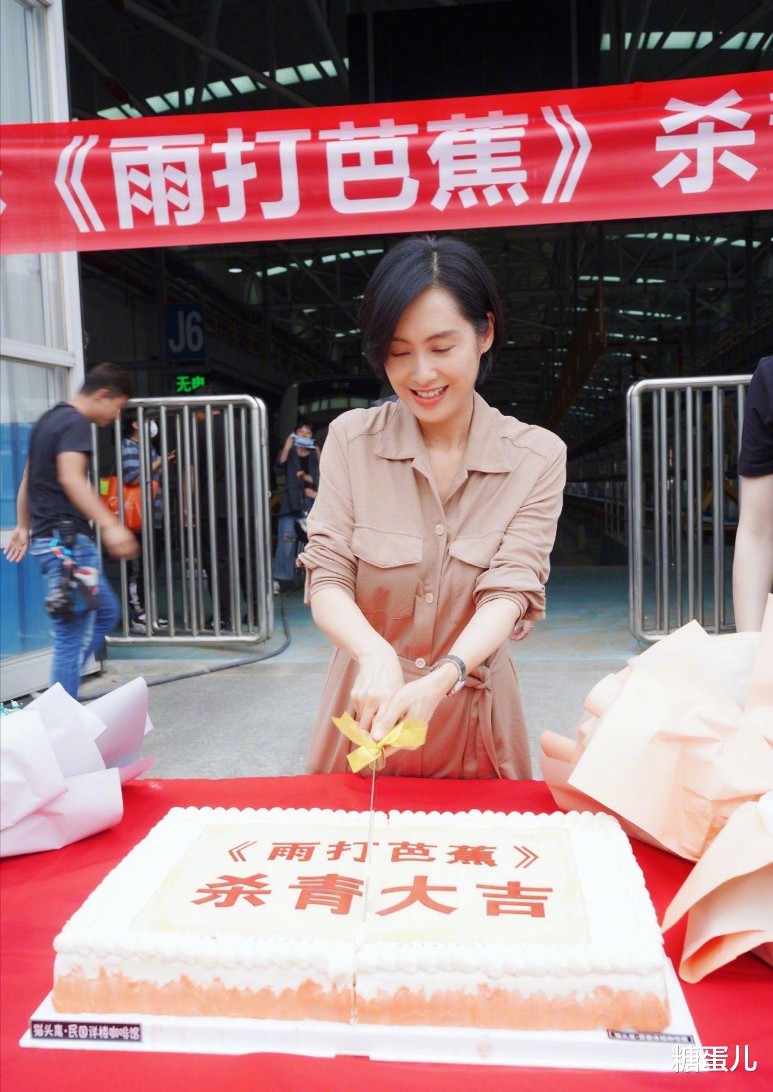 牛仔裤|朱茵不包装就很普通，穿牛仔裤搭平底鞋，真实身高有一米六吗？