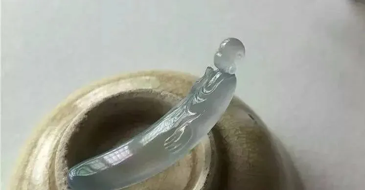 玉雕|一块翡翠小边角料,硬是让玉雕师变成了艺术品!