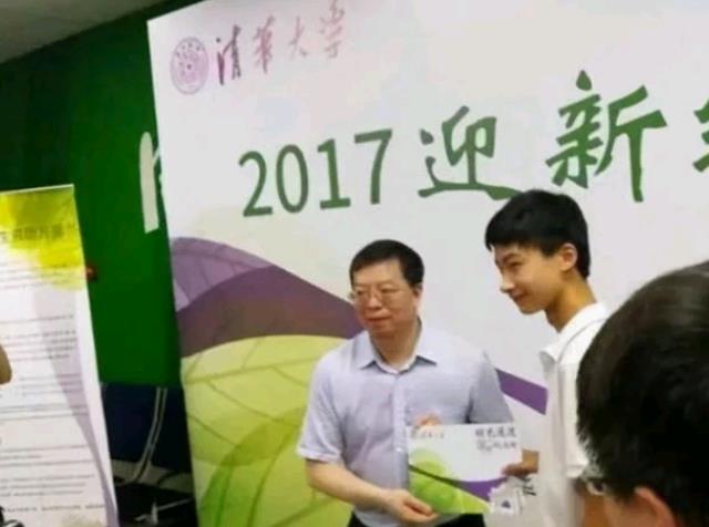 莫芮丽愚 当年他靠拾荒为生照顾瘫痪母亲，以774分考上清华，如今怎样