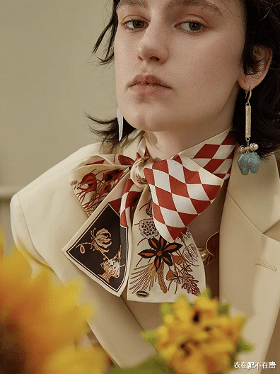 衣在配不在贵|王菲老了都这么能“作”,把丝巾包在头顶略显脸大,却很有时尚范