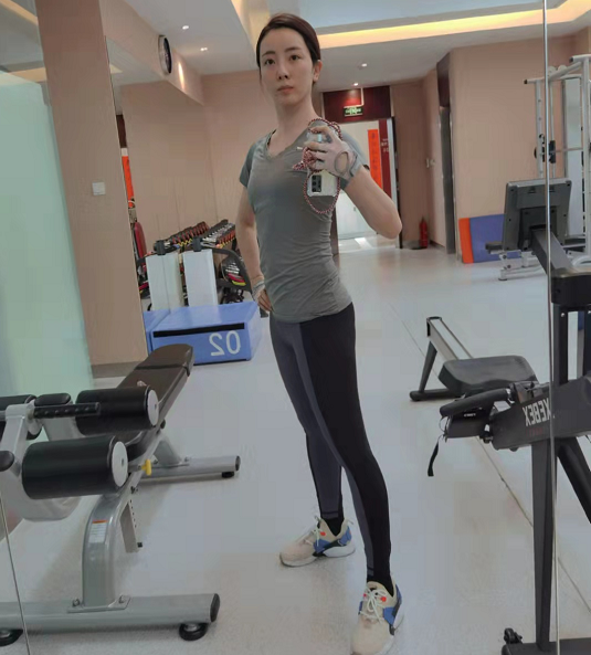 时尚风行派 央视一姐李思思不惧素颜!穿健美裤秀出超模腿,难怪能惊艳撒贝宁