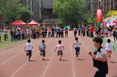 糯妈育儿经|“请倒数第一的家长发言”，学渣妈妈霸气演讲，班主任惭愧不已