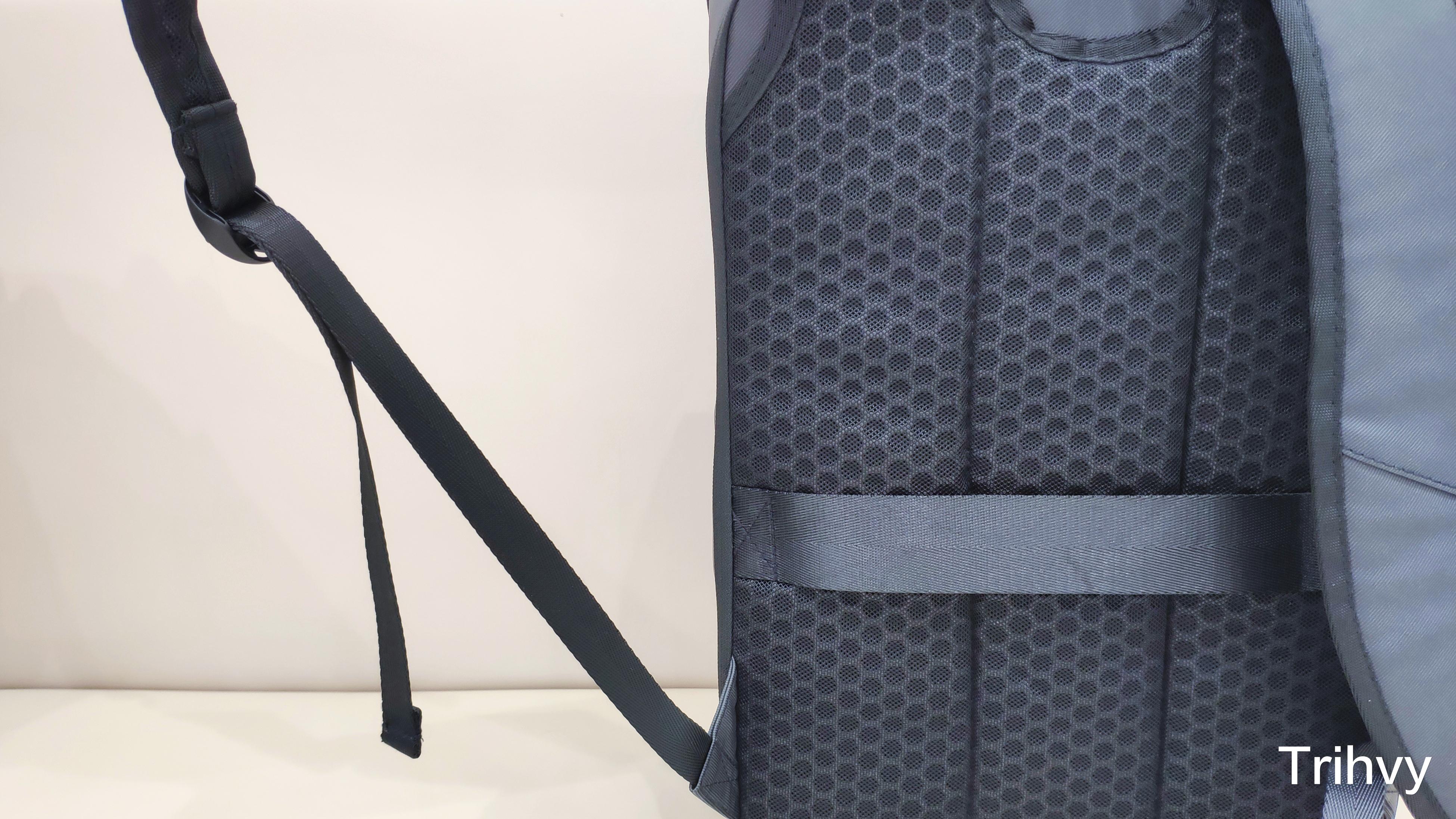 多收纳隔层19L大容量，简约实用，地平线8号零感双肩包体验