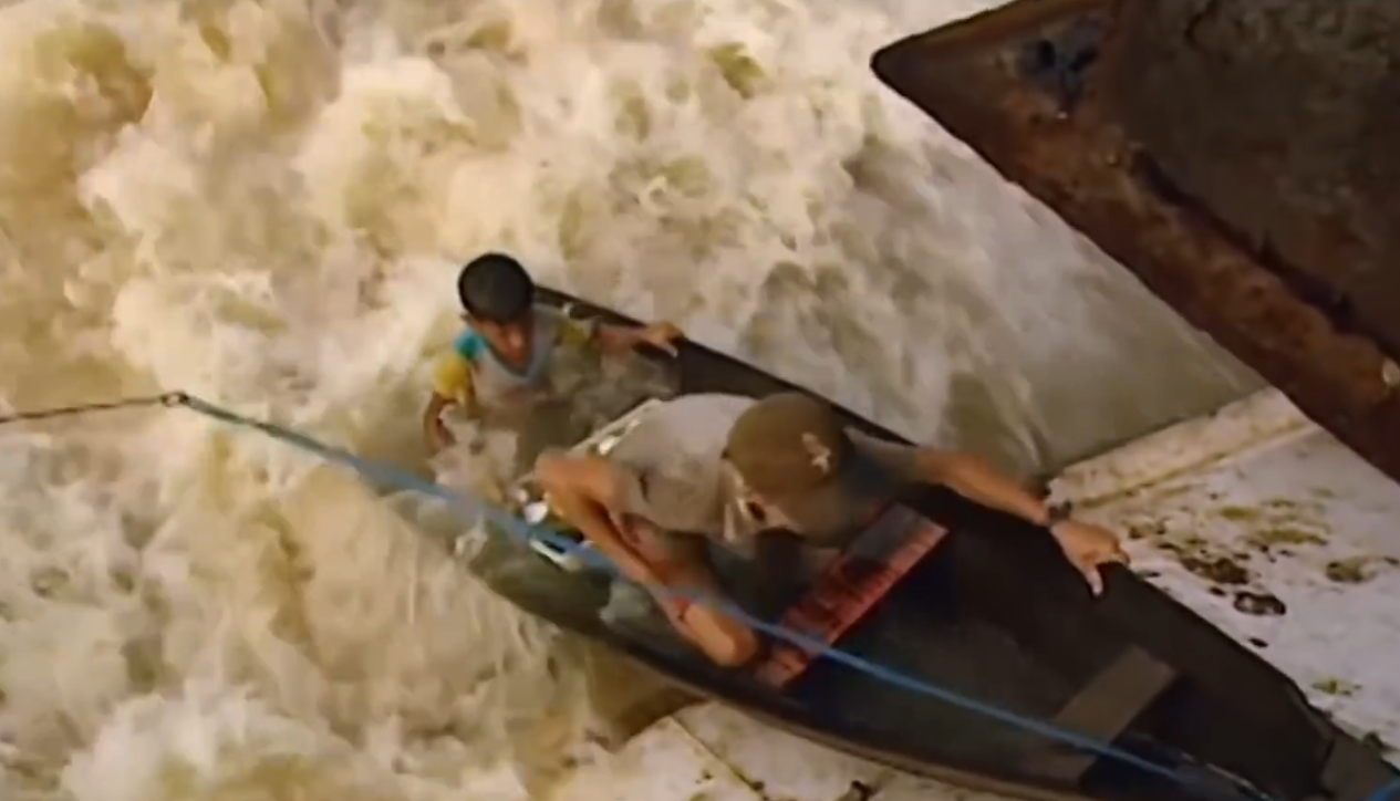 奇趣大天|玩命小孩！？巴西亚马逊河道，激流中用生命售卖的商贩！