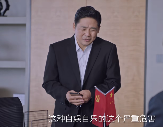 突围|突围大结局:三个不经意的小动作,暴露了吴斯泰的真面目