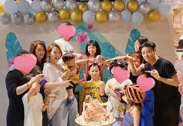 蔡少芬|蔡少芬洪欣姐妹聚会，蔡少芬三胎后更有女人味，洪欣娃娃脸不显老