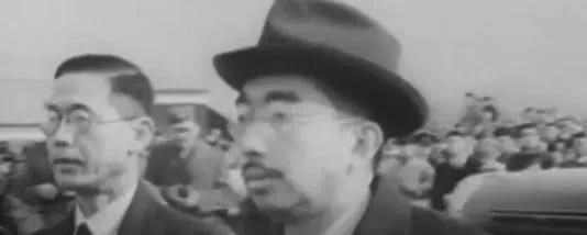 日语|日本天皇宣讲时，下面的民众根本听不懂，为什么不选择用日语？