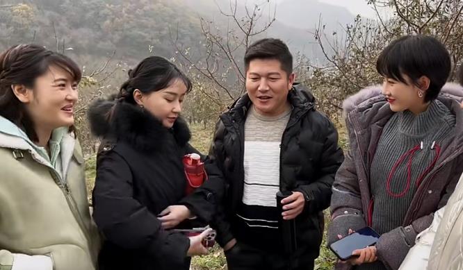 林小雪|《乡村爱情》片场,王技术员与美女聊天,杜小双胖一圈被认成王云