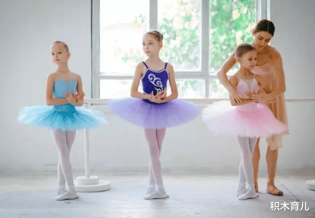 积木育儿|这届家长开始“鸡”身高:花48万打生长激素针只长高1厘米,但危害远不止于此