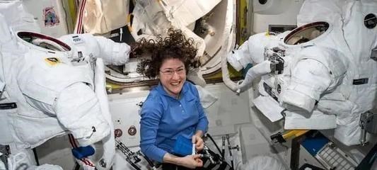 太空 在太空三个月，航天员怎么处理个人卫生？回来身上会不会是臭的？