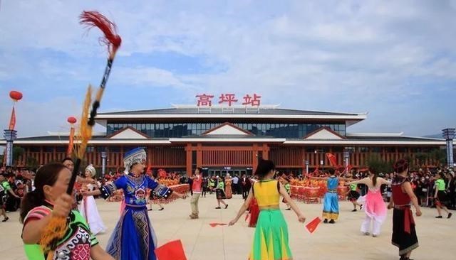 恩施 中国旅游日：恩施地心谷景区，推出了免费错峰游览