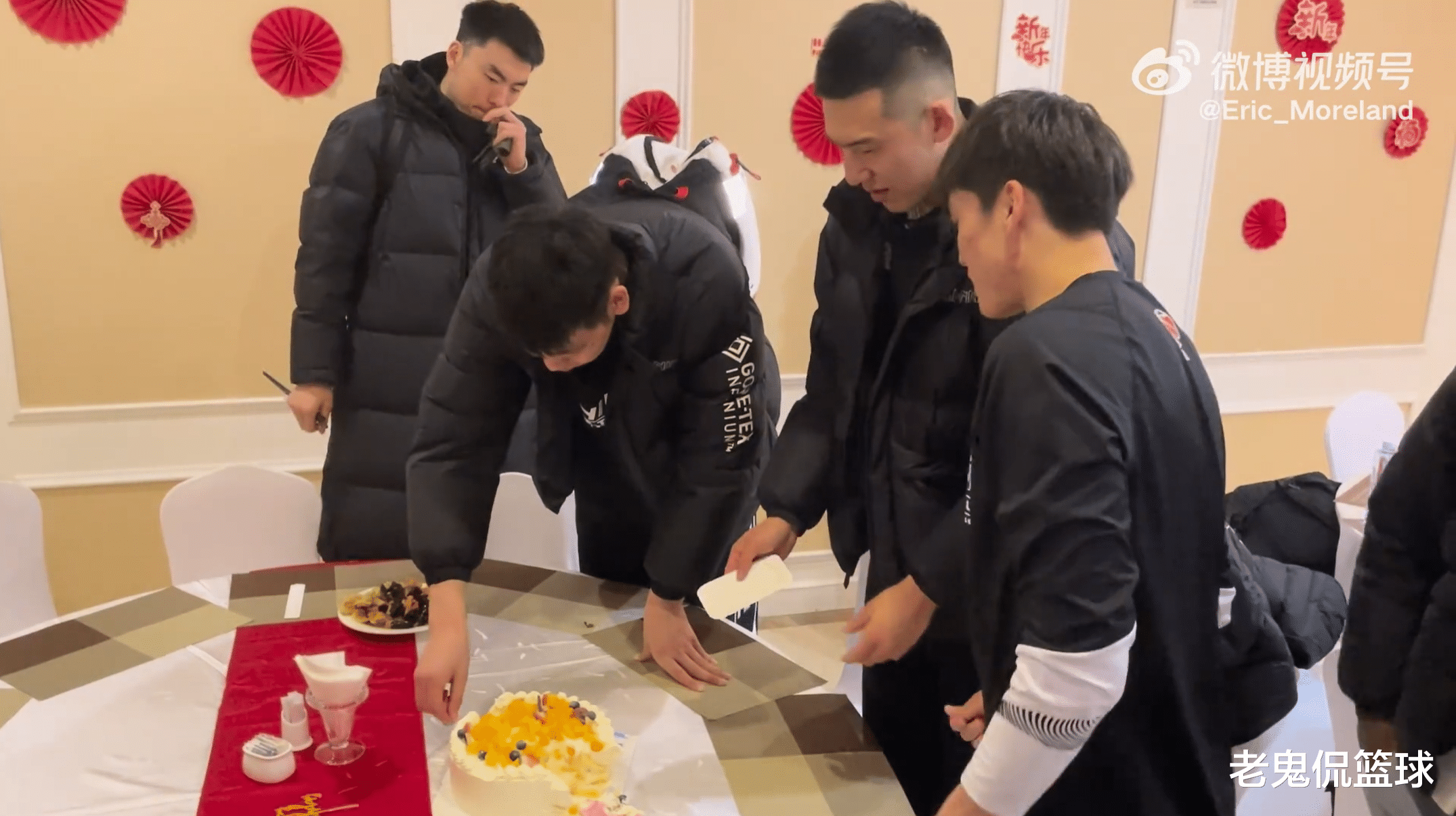 辽宁男篮|辽篮小将23岁生日，杨鸣暖心，郭艾伦冷漠，朱荣振吃货，1人开心