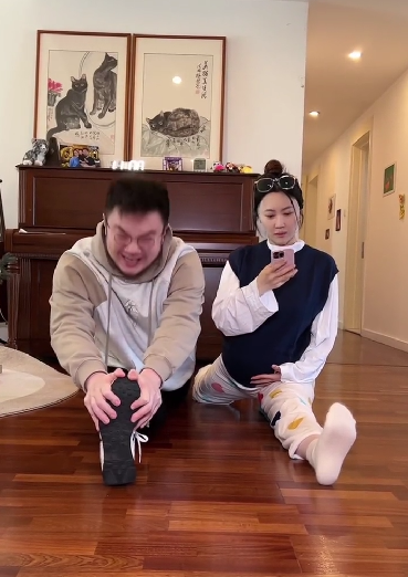 巴图|宋丹丹儿媳挺6个月孕肚劈叉！皮肤白皙眼睛好大，玩手机一脸轻松