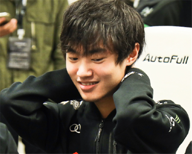 圣诞节|uzi、宁王夸奖TES太猛有冠军相,却双双吐槽打野tian:他在干嘛?