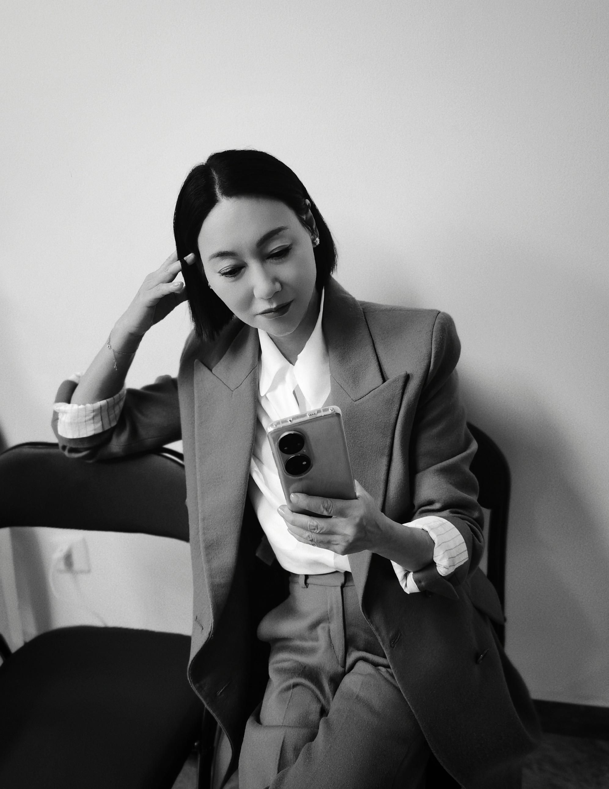 时尚圈的奇葩大喵 61岁状态比20岁的还要好？惠英红T台走秀气场全开，筷子腿太抢镜