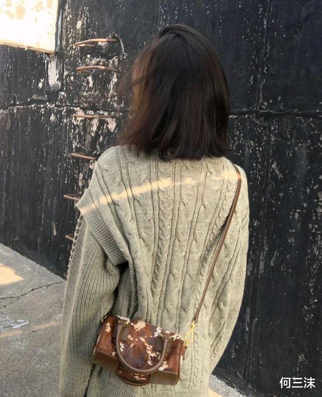何三沫 秋冬穿搭不要搭配太多元素，有时候穿一件毛衣就够了，温柔又耐看