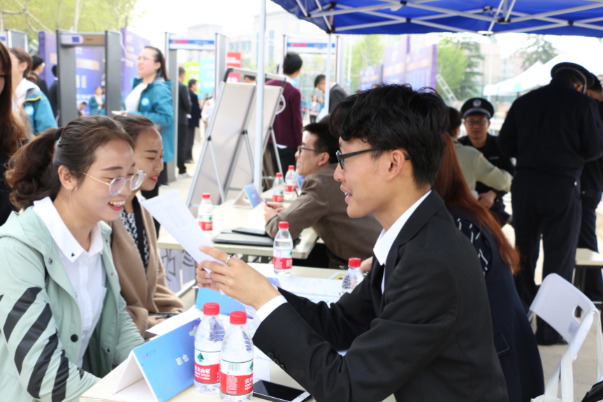 |2021应届生求职期望薪资排行，月入过万是标配，过来人：还是太年轻