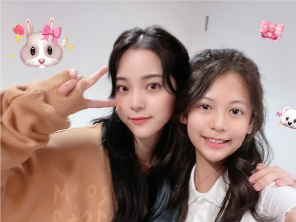 时尚风行派|翁虹一家三口罕见聚齐！13岁女儿颜值大逆袭，同框欧阳娜娜竟不输