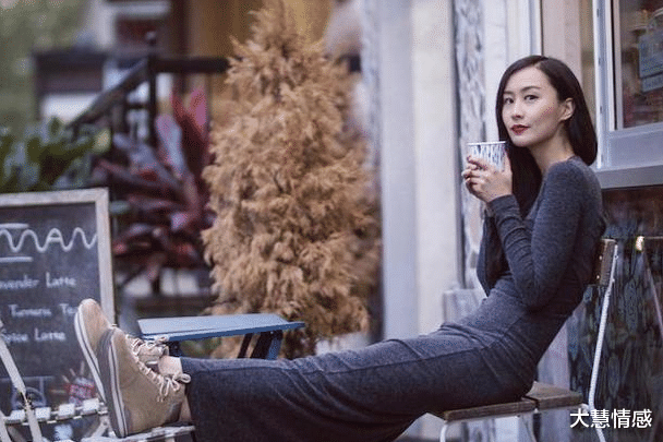 大慧情感|男人很喜欢你,会情不自禁做出一些粘人的小动作,藏不住