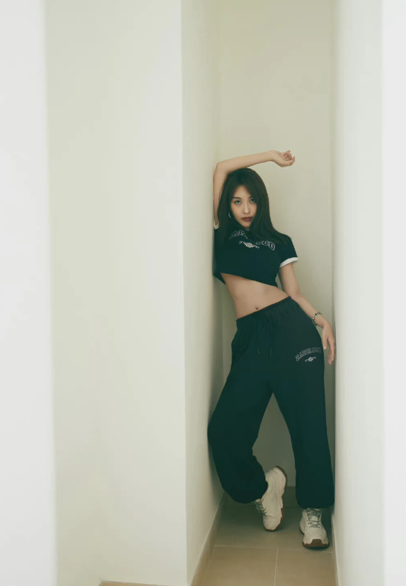 大时尚大观点|33岁李菲儿依旧魅力十足，穿炫腹装秀小蛮腰，好身材藏不住