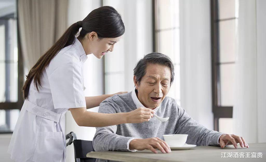 江湖酒客王富贵|我患重病，侄子把我赶了出来，保姆主动来照顾我，我做了一个决定