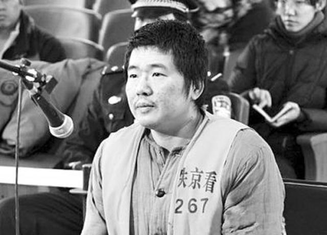 中俄火车大劫案主犯,潜逃18年成慈善企业家,其母注销户口时暴露
