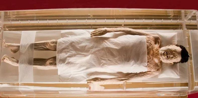 浓烈难咽下|古墓发现不腐“湿尸”，考古队束手无策，盗墓贼看不下去：让我来