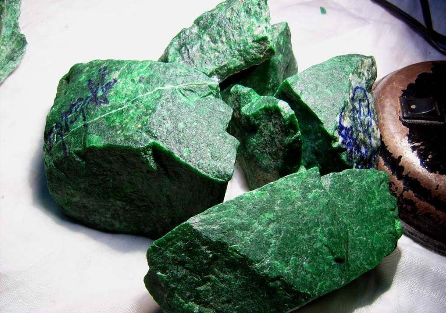 翡翠|“率壳石，全绿色，满绿水干没底儿”，注意干青、铁龙生的区别！