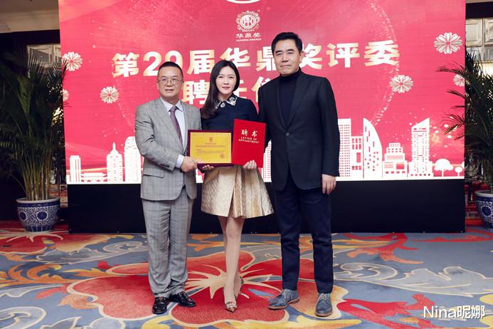 Nina昵娜 田海蓉周末逛街，大冷天穿T恤短裙精神十足，同龄人真没比她敢秀