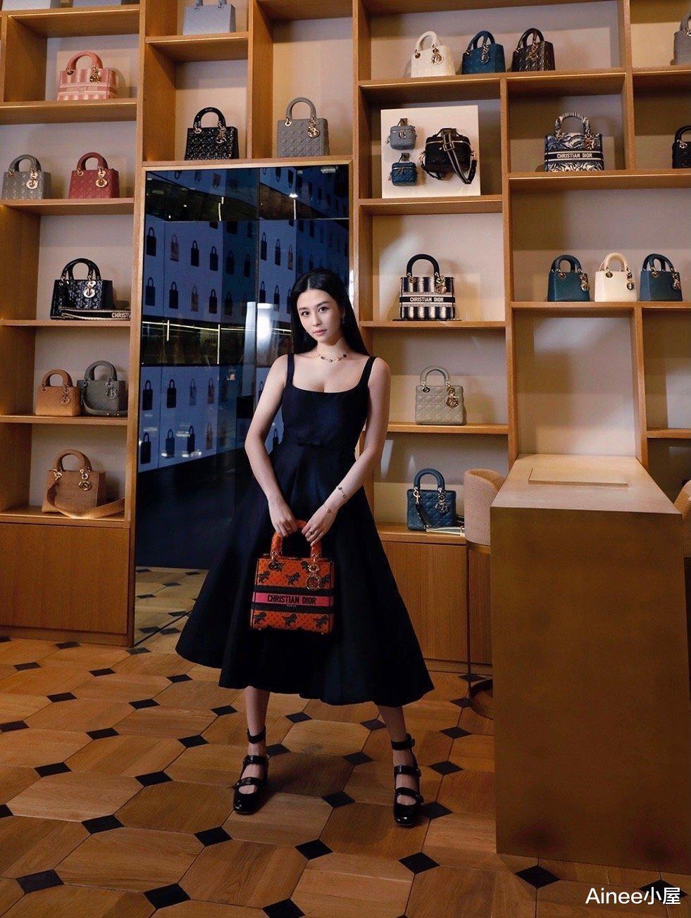 邱淑贞|邱淑贞女儿继承妈妈的好基因,穿抹胸白裙看着好清纯,美得挺自然