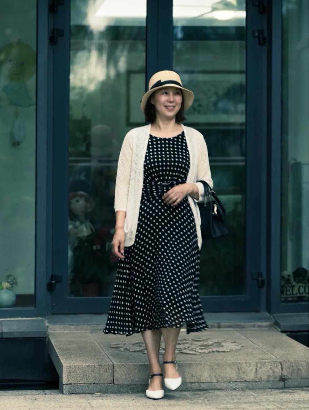 猫姐品衣有道|年过50岁的女人,初秋穿裙流行“三穿三不穿”,简单高级又显年轻