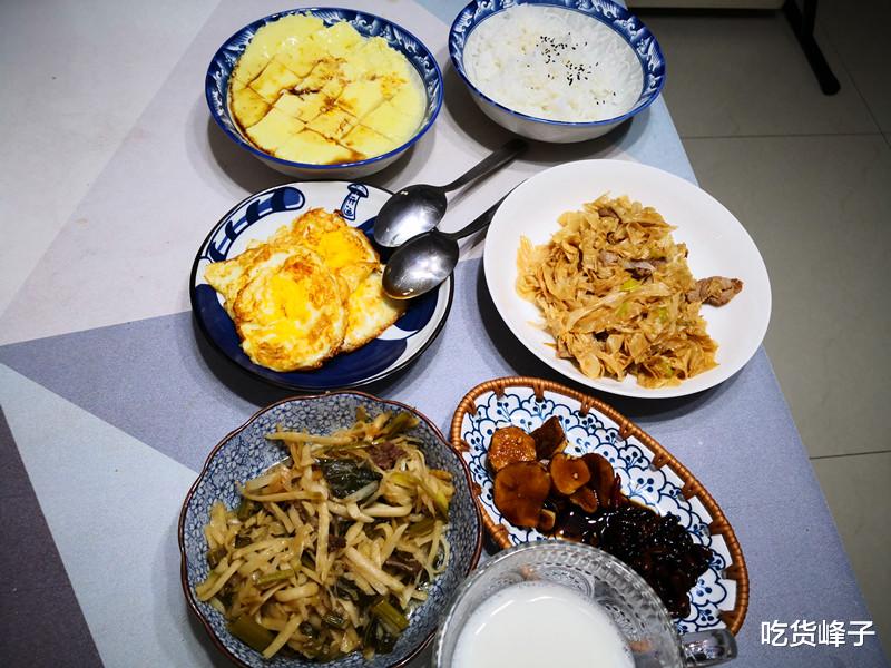 晒儿媳妇给公公做的早餐,火了朋友圈,网友:真寒酸,太抠门了!
