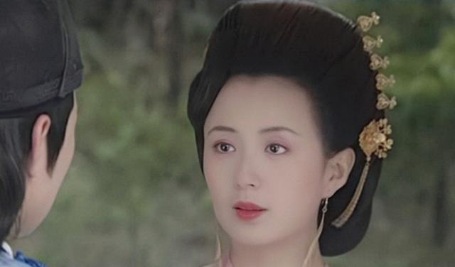 杨童舒|《女心理师》杨童舒演的妈妈好疯，穿红裙笑容瘆人，眼神让人发凉