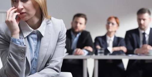 求职|女面试官：我在洗澡，突然有人闯进来，我该遮哪里？美女巧妙回答