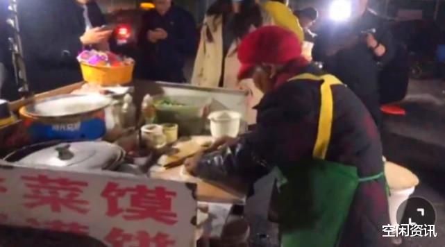 空闲资讯 十几位主播围住96岁摆摊奶奶蹭流量