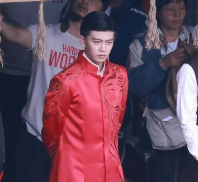 任嘉伦|任嘉伦新剧路透大量曝光，大婚造型喜气满满，上映时间有点难等