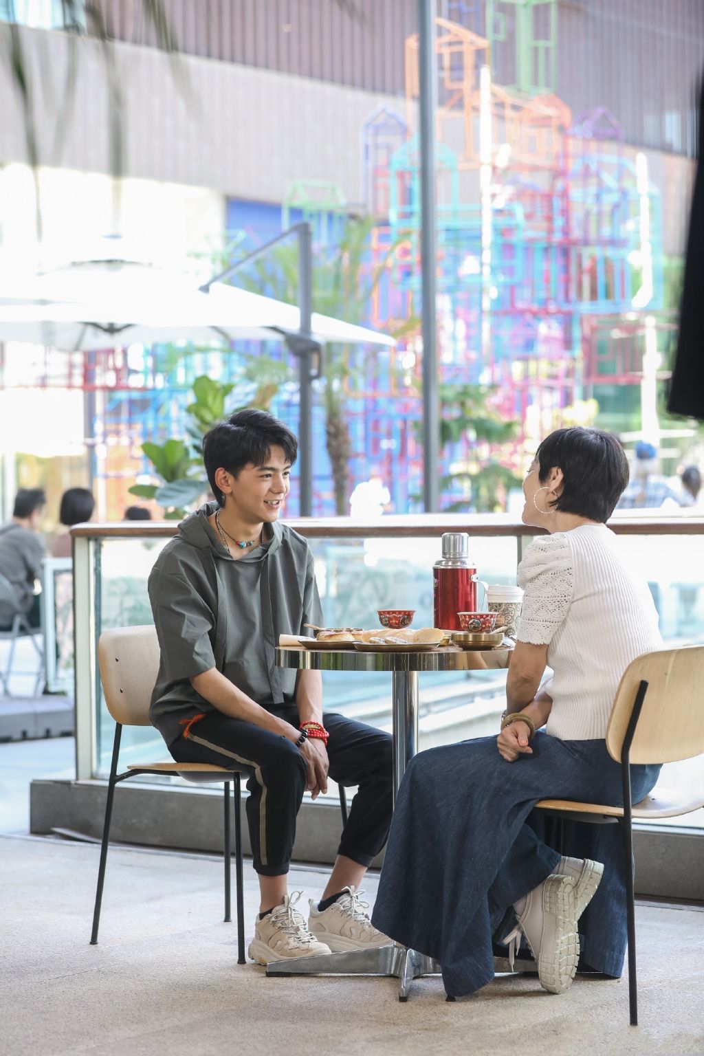 八只爪的猫|丁真出门买菜,穿裤子裤兜“缝”在外面真调皮,干净帅气少年郎