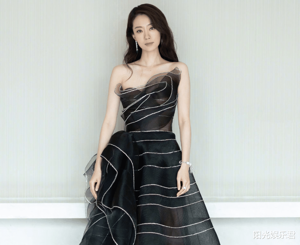 张亮|谁红跟谁玩？张小斐私下悄悄探班杨幂，两人关系不言而明