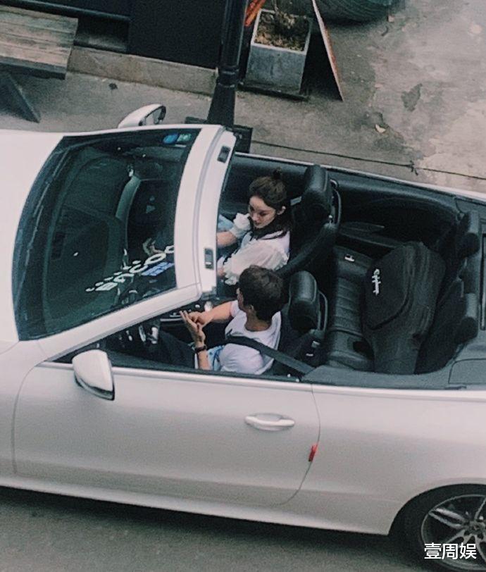 古力娜扎|偶遇古力娜扎刘以豪现身街头，开奔驰跑车拍戏，CP感十足！