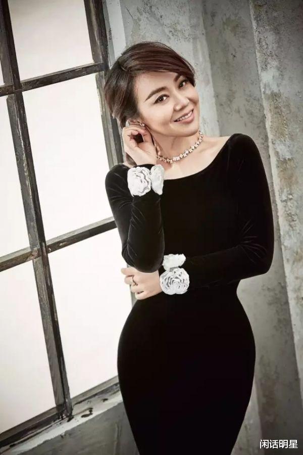 闫妮|离婚后，三吃嫩草的风情女人，至今依然孑然一身