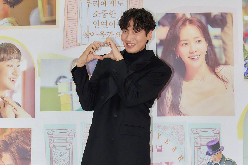 李栋旭|《新年快乐》发布会：李栋旭自信招手状态好，韩志旼超美