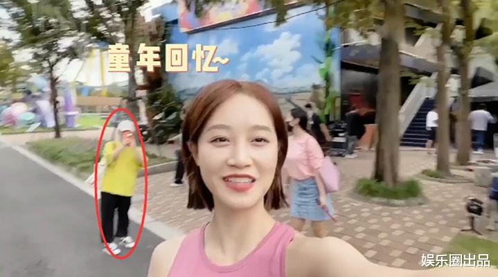 蓝盈莹|蓝盈莹现身锦江乐园，被路人抓拍笑脸相迎，尽显巨星风采