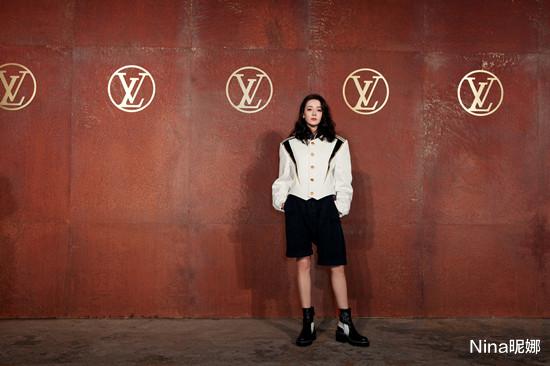 迪丽热巴|迪丽热巴造型大突破！穿皮衣持手枪如特工，选篮球场拍广告太聪明