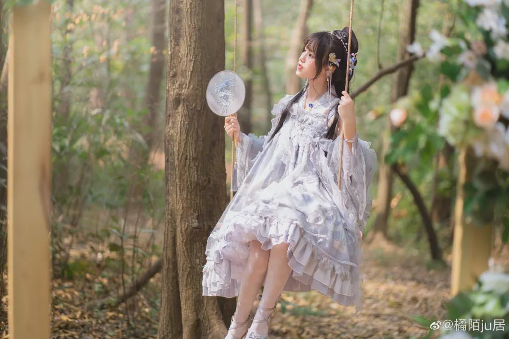 陈佳佳|Lolita：神明有一片星辰大海，藏在少女的发梢和裙摆里